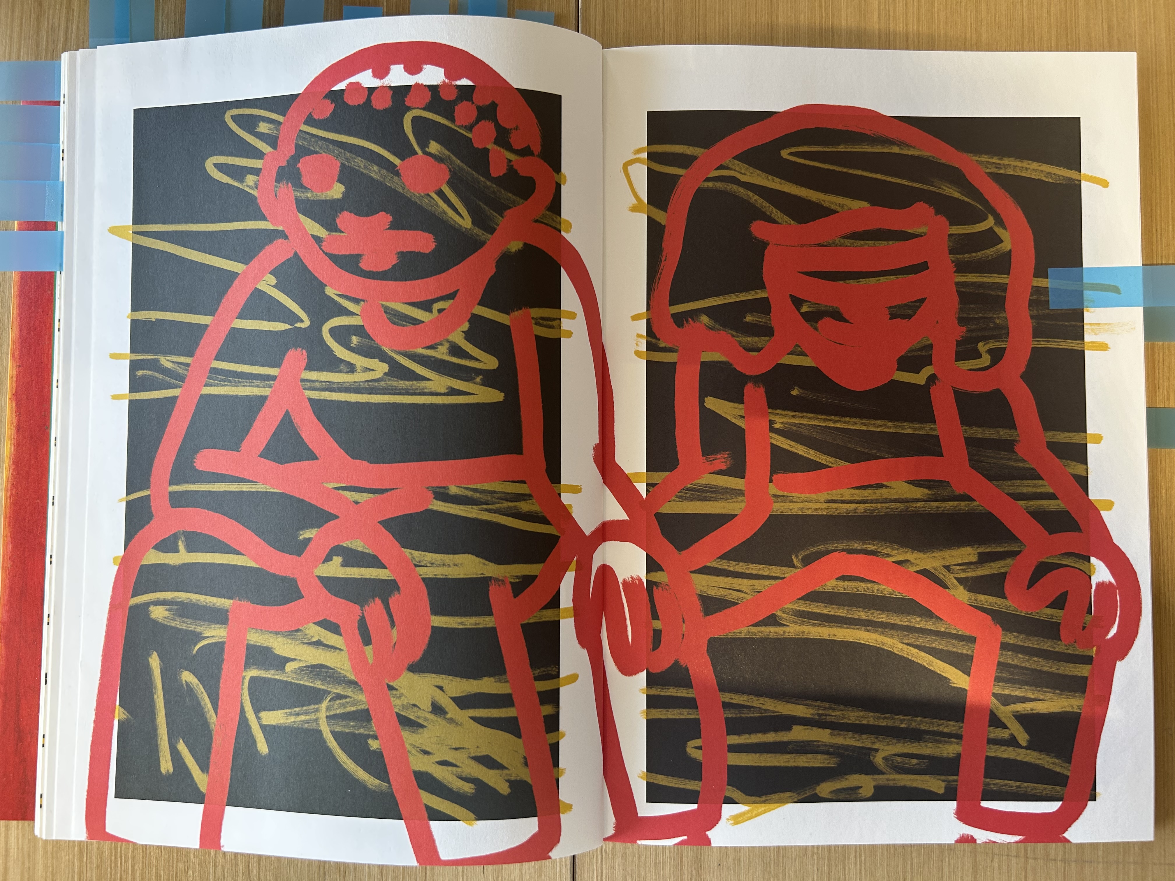 海鸥抓住女人的手